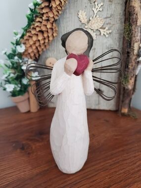Willow Tree - Angel of the Heart 2000 - Girl Angel Holding Heart